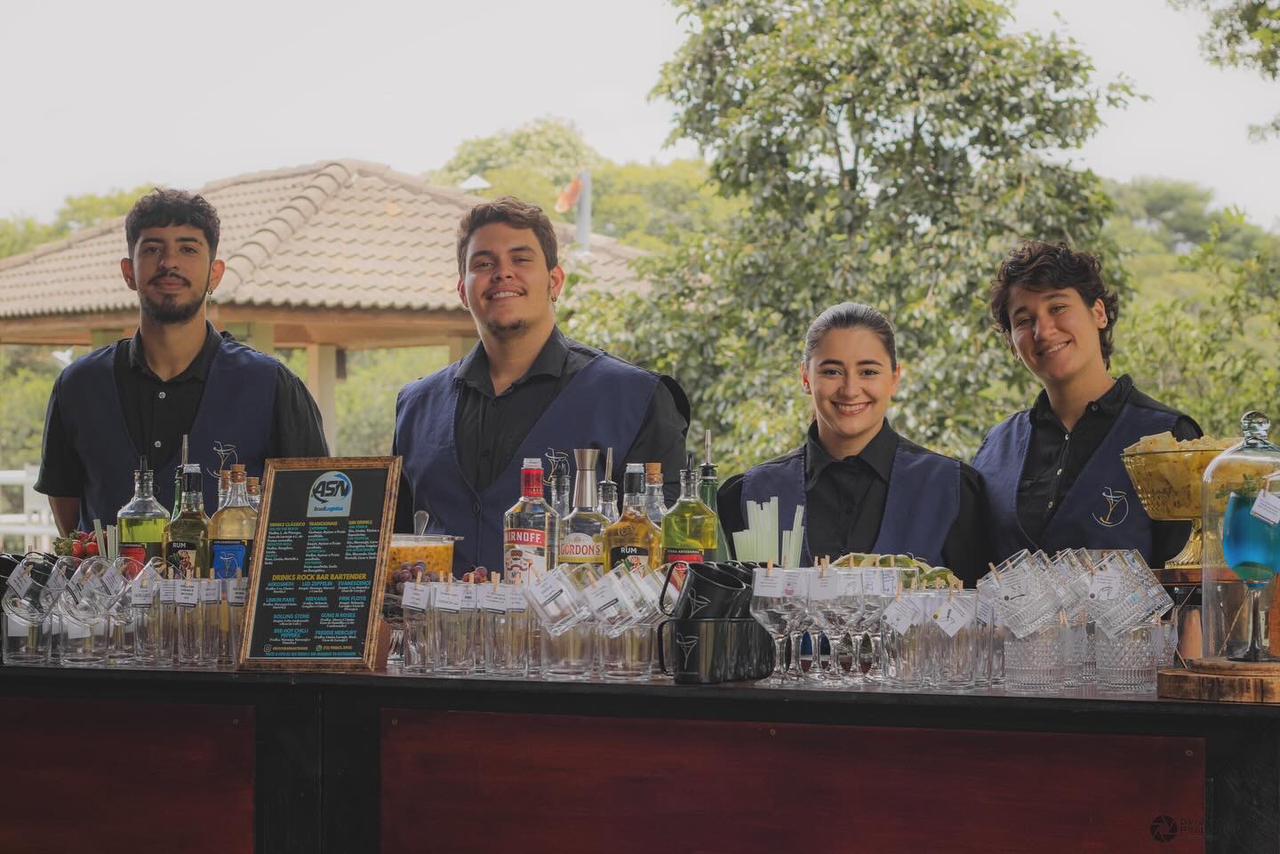 4 Barmans posando para a foto