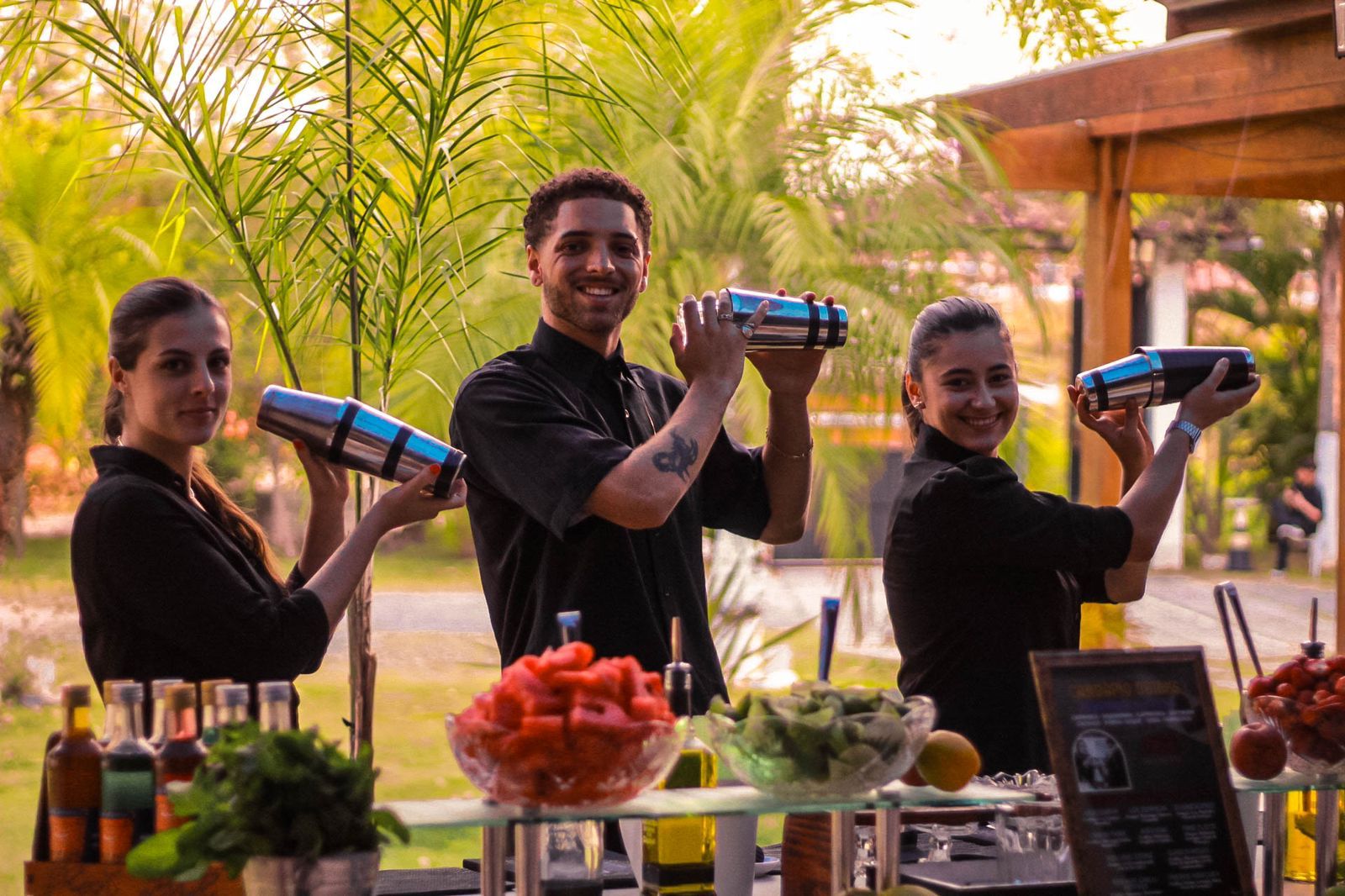 4 Barmans posando para a foto